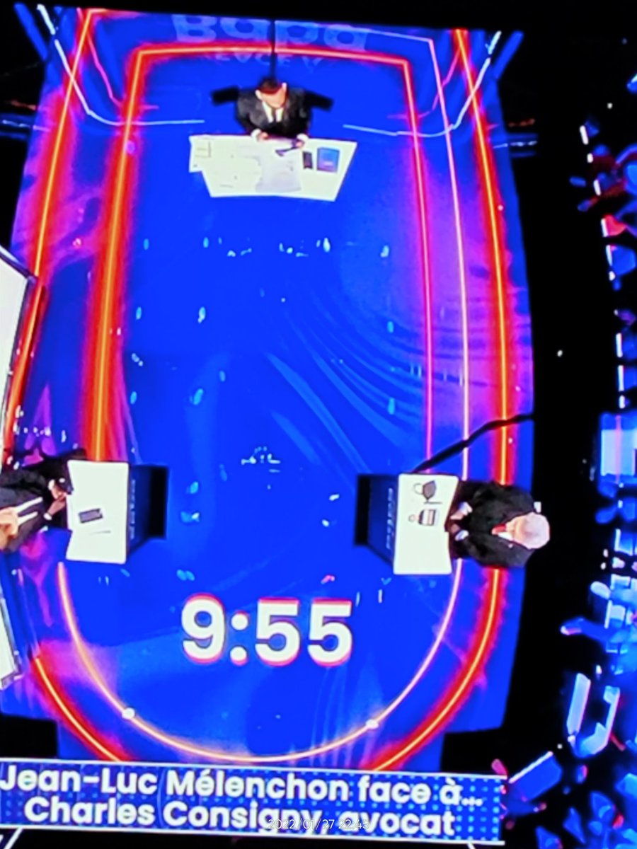 ___nlpf's tweet image. Le décor de #FaceABaba vu d&apos;en haut ressemble à un siège de toilettes. Coïncidence ou véritable débat de chiottes ?