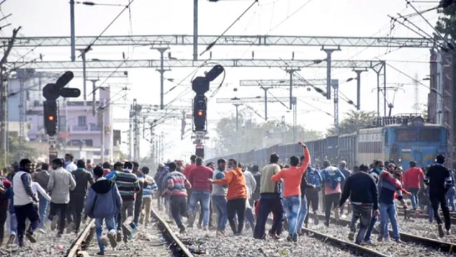 firstpost's tweet photo. #RailwaysProtest | All Mahagathbandhan parties have announced their support for a #BiharBandh on Friday, called by a clutch of student organisations against alleged 'irregularities' in the #Railway Recruitment Board's exam process

https://t.co/uJRaV8RjE3 https://t.co/W2ISCOY8mx