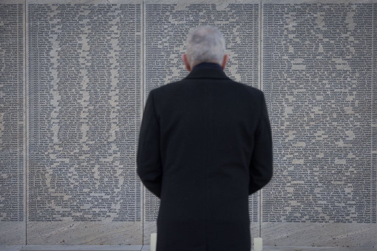 Ich lese ihre Namen. Die Namen geben den Menschen ihre Identität zurück, die ihnen die Nationalsozialisten rauben wollten. #WeRemember (vdb)