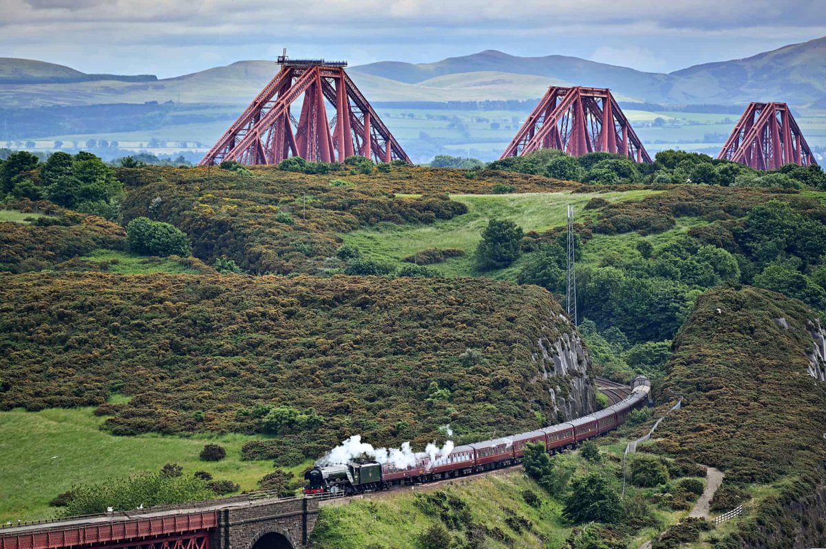 GREATBritain's tweet image. A meeting of two engineering masterpieces. 

The Flying Scotsman crossing the Forth Bridge is always a magical moment. 

theguardian.com/news/gallery/2…

#GREATengineering