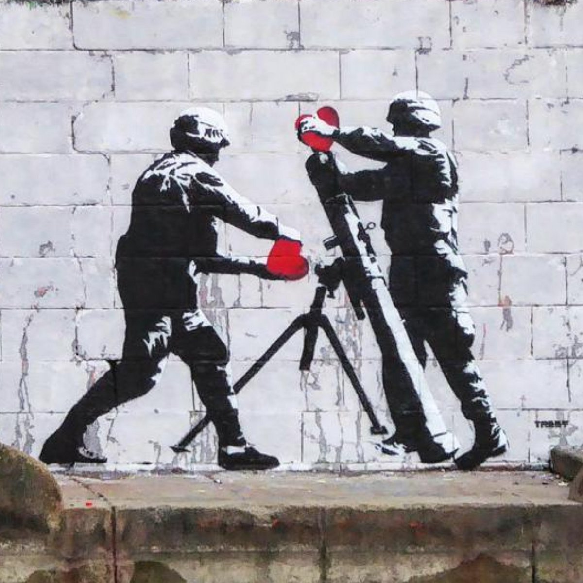 StreetArtUtopia's tweet photo. “Heart attack” (Kill them with kindness) https://t.co/rs8K9iFYXa