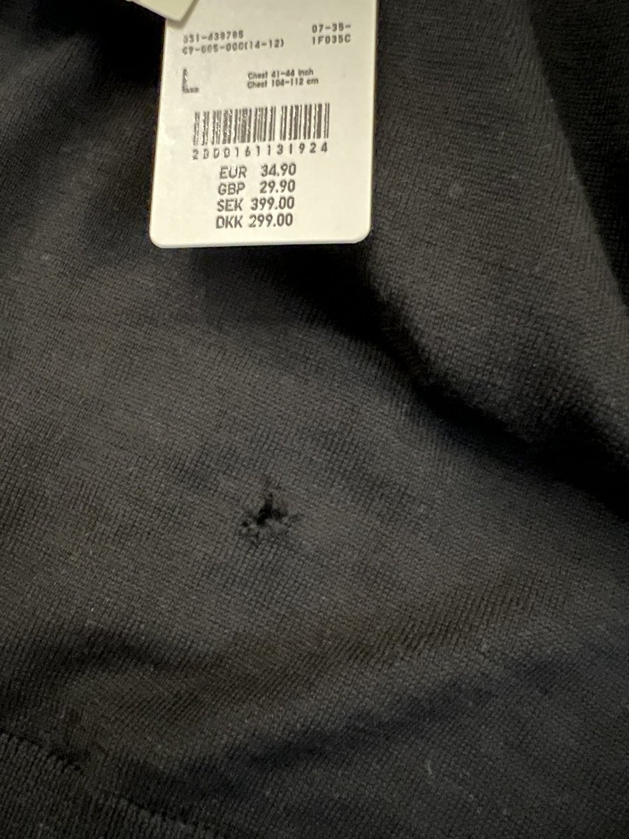 JeanKristen's tweet photo. @UNIQLO_France achat d'un pull. Découverte d'un trou. Demande de changement dans le magasin où il a été acheté 3 jours après.. Refus du manager @Matthieu : ''vous auriez du vous en rendre compte là où il est placé''
Inacceptable !!! https://t.co/96zEK5LjvE