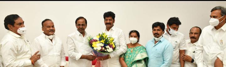 MadathaGoud's tweet photo. ప్రగతి భవన్ లో 
ఈరోజు సీఎం శ్రీ కేసీఆర్ గారిని 
మర్యాద పూర్వకంగా కలిసిన 
ఎమ్మెల్సీ శ్రీ #తక్కెళ్లపల్లి_రవీందర్_రావు గారు https://t.co/UYExWiFI1h