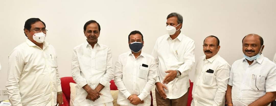MadathaGoud's tweet photo. ప్రగతి భవన్ లో 
ఈరోజు సీఎం శ్రీ కేసీఆర్ గారిని 
మర్యాద పూర్వకంగా కలిసిన 
ఎమ్మెల్సీ శ్రీ #తక్కెళ్లపల్లి_రవీందర్_రావు గారు https://t.co/UYExWiFI1h