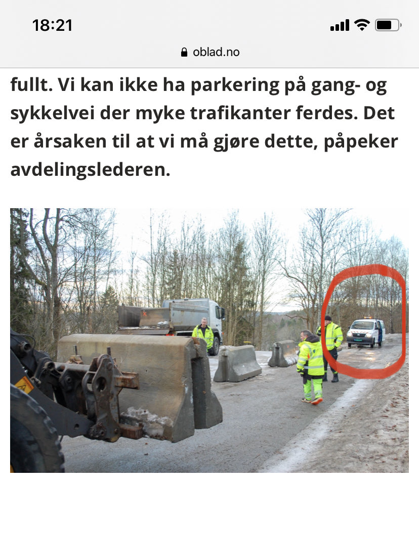 Iverh21's tweet photo. Ja, kjøring og parkering på gangvei er en uting, men noen er åpenbart likere enn andre...... https://t.co/N1jCnHx88I