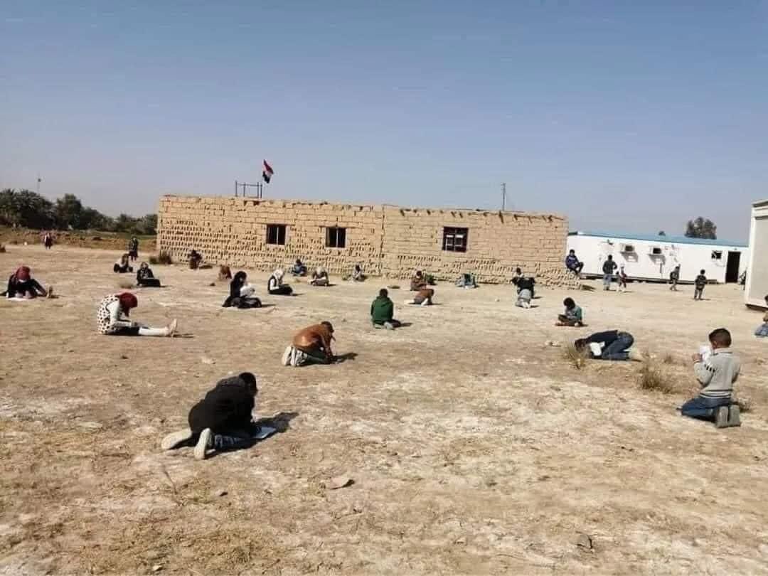 7___HD's tweet photo. من شفت الصورة جنت راح اكتب منشور اكول بيه الله شكد حلو هيج من المعلم يطلع الطلاب برحلات استكشافية للمناطق الاثرية خصوصا بمدينة مثل الناصرية ، مهد كل شيء ، ويسوون مثل مسرحية على اساس انهم طلاب بمدرسة قبل 4000 سنة وهالشغلات ، بعدين من قرأت التعليقات طلعت هي هذي المدرسة من صدك !! https://t.co/ICucxmaMWx