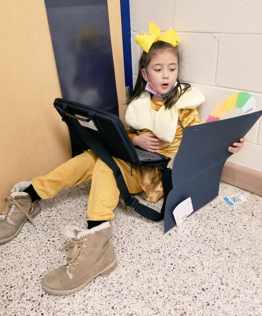 Lauren_P8's tweet photo. Travel agents in G2 recorded @gosynth #podcasts using their suitcase designed scripts 💼📃✈️ #YourAdventureAwaits #vbits @pmesvb @KimSpruill @MrsHannah910 https://t.co/GCs1A44WWy