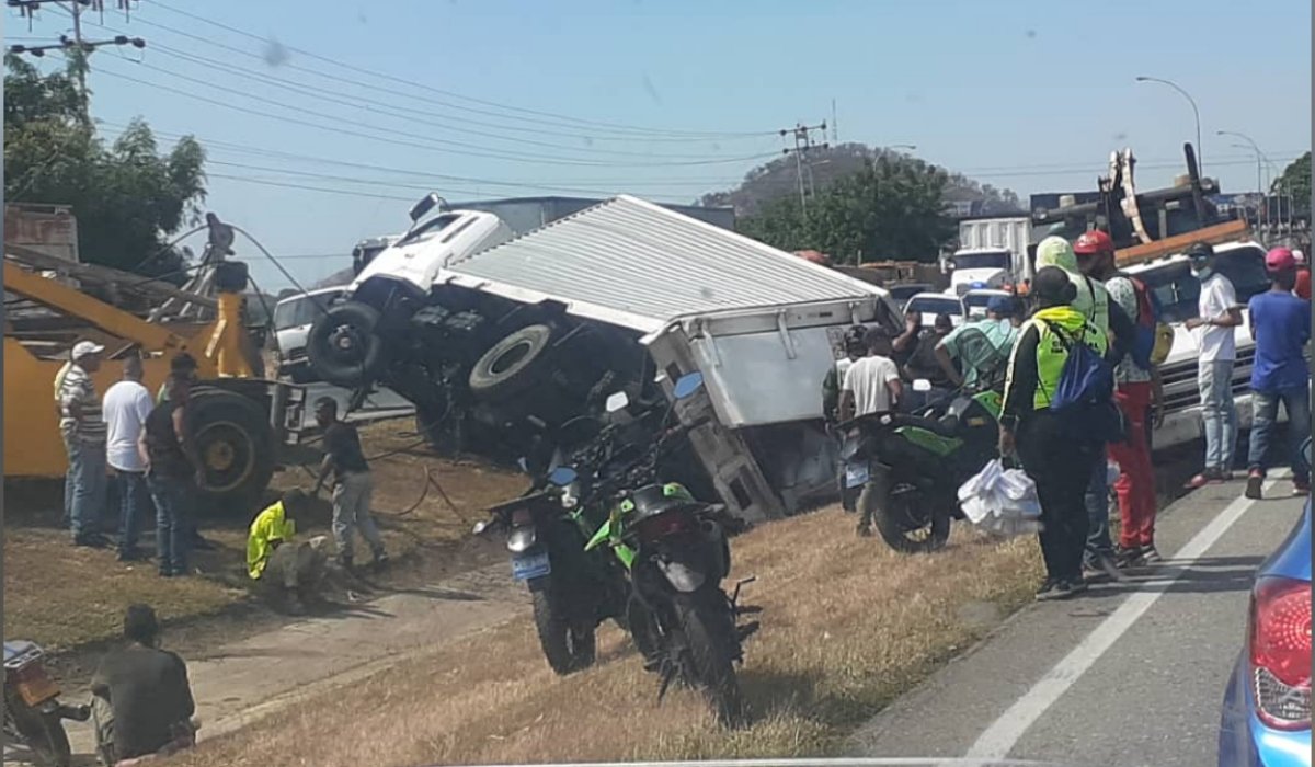 Heberlizeth's tweet photo. #27Ene Camión cargado de alimentos volcó en la ARC, cerca del peaje de Guacara. No hubo lesionados. El hecho genera congestionamiento vehicular en ambos sentidos de la autopista. #Carabobo

Foto: Cortesía https://t.co/fPmHJt3R9E