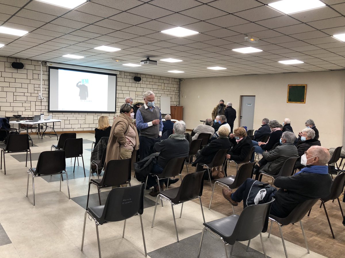 BBlancheton's tweet photo. Début de ma conférence sur la dette publique a royan ... merci @iemroyan https://t.co/oLCsiMoo6D