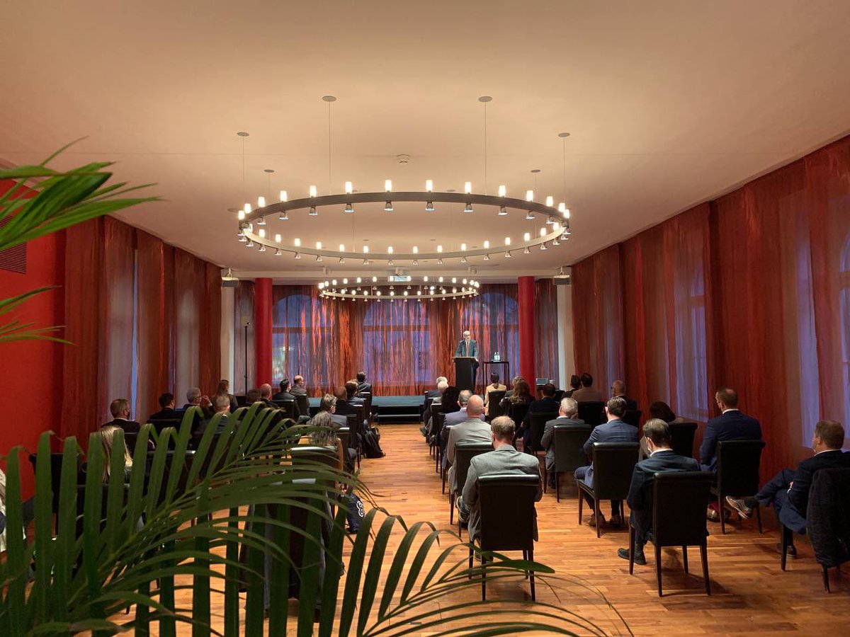 ParmelinG's tweet photo. Guter Austausch mit Unternehmerinnen und Unternehmern an einem Anlass des @SwissEconomic Forum 💡. Um Kompetenzen aufzuwerten und die #Innovationskraft zu stärken, brauchen wir weiterhin eine ausgezeichnete Berufsbildung. https://t.co/t5Sdj8TBwi