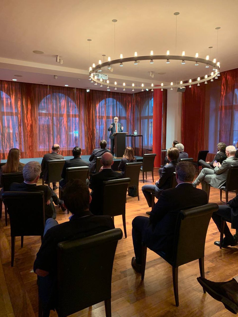 ParmelinG's tweet photo. Guter Austausch mit Unternehmerinnen und Unternehmern an einem Anlass des @SwissEconomic Forum 💡. Um Kompetenzen aufzuwerten und die #Innovationskraft zu stärken, brauchen wir weiterhin eine ausgezeichnete Berufsbildung. https://t.co/t5Sdj8TBwi