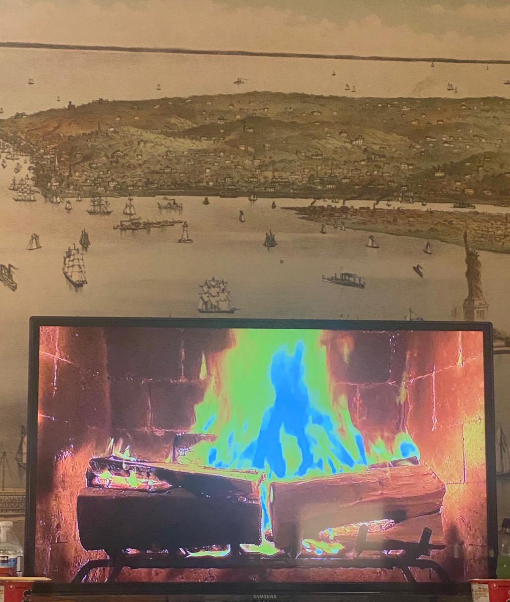 So did all the rooms in their NYC hotel have this very distinct wallpaper and log fire TV screensaver, or is this just Hongjoong’s room (where he was ranting about Uber Eats the first night)?? #SEONGJOONG https://t.co/OXAGzj1DV8