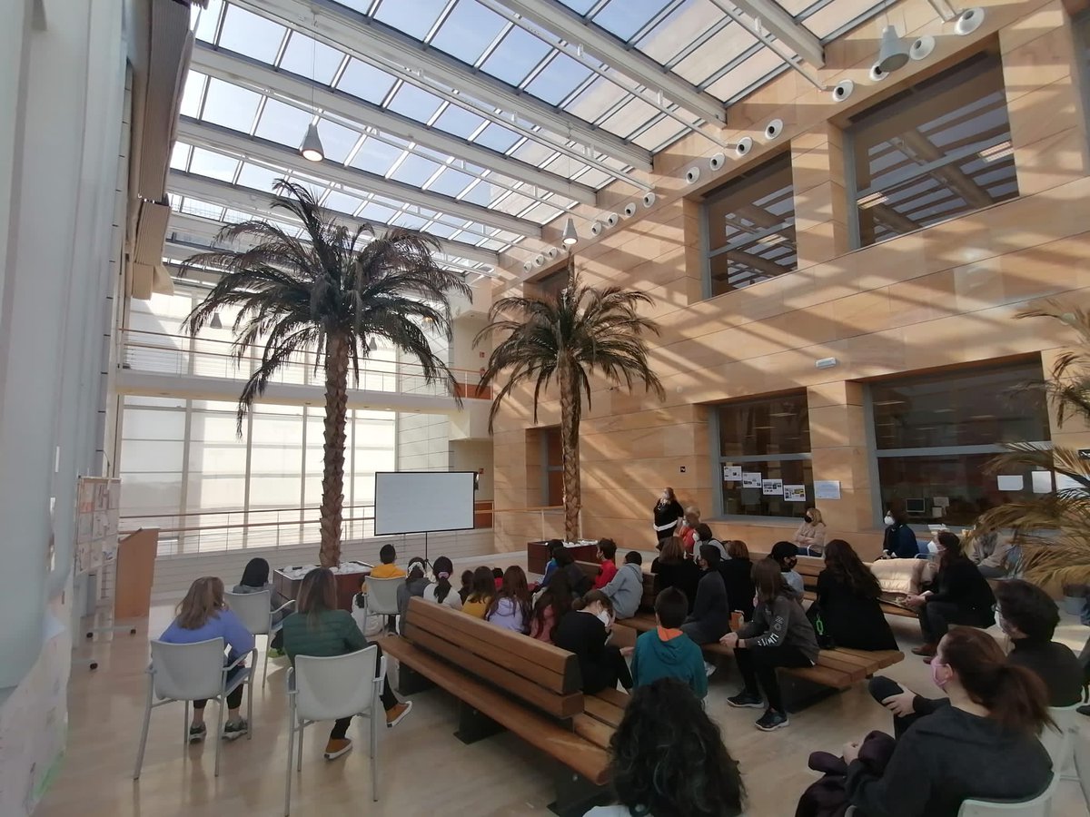 Isa_Ochoa_Soto's tweet photo. Increíble mañana en la @BURJC de #Fuenlabrada Felicidades por los proyectazos realizados en #ConexionesEntorno #LAABS Universidad y ciudadanía trabajando sobre temas tan variados como infancia y ciudad, paisaje, salud mental, identidad digital, memoria y territorio, residuos... https://t.co/1ozh4PFaft