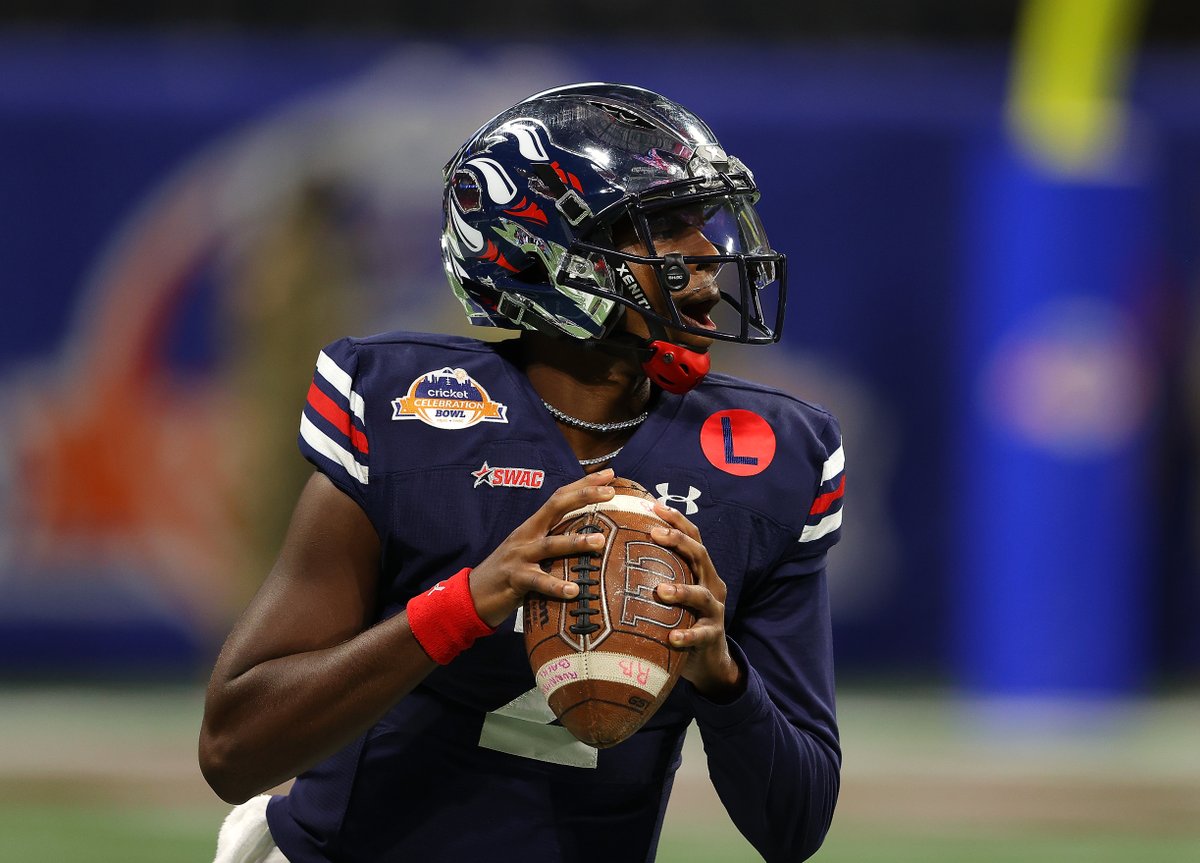 Jackson State QB Shedeur Sanders has signed a multiyear NIL deal with Gatorade, per <a href="/NickDePaula/">Nick DePaula</a>

Sanders is the first HBCU athlete to sign with Gatorade 👏