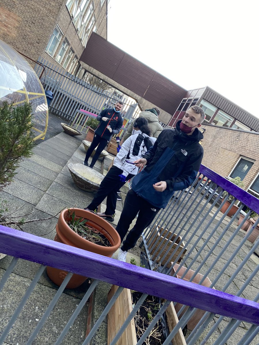 KSSFamilyLearn's tweet image. Great session at our Paint and Pizza family learning session after school today. 

Thank you to all the staff for their help today. 

Spaces available for our Garden and Pizza session next week. Contact Weronika for more information. 

@KnightswoodSec @WeronikaFare