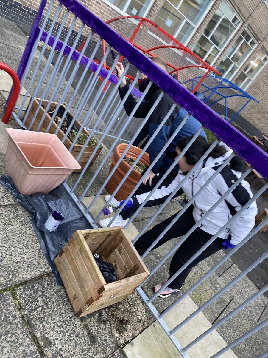 KSSFamilyLearn's tweet image. Great session at our Paint and Pizza family learning session after school today. 

Thank you to all the staff for their help today. 

Spaces available for our Garden and Pizza session next week. Contact Weronika for more information. 

@KnightswoodSec @WeronikaFare