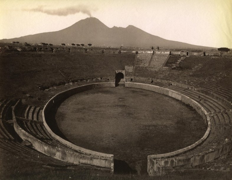 Roman Amphitheatre of #Pompeii at the #BayOfNaples and #Vesuvius in the back by German-Italian photographer #GiorgioSommer, circa 1870.📸🌋