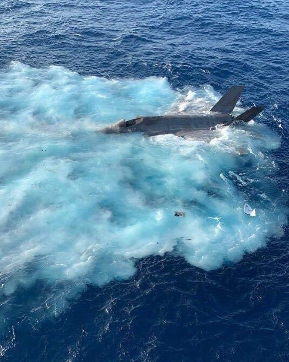 📸🇺🇸✈️💥❓
Güney Çin Denizi’nde gerçekleşen kazada denize düşen F-35C’ye ait olduğu iddia edilen fotoğraf…

#f35 #USSCarlVinson #havakuvvetleri