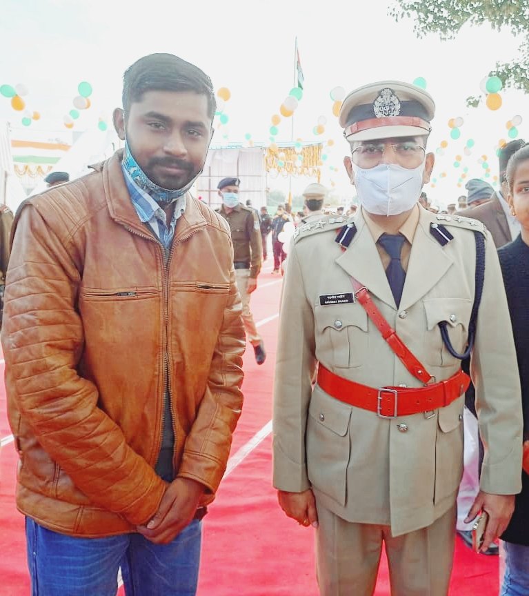 SwatantraREWA's tweet photo. 🇮🇳गणतंत्र_दिवस के शुभ अवसर पर कुछ पल रीवा पुलिस अधीक्षक navneetbhashinips सर के साथ #rewasp 🙏 https://t.co/xoDJQVaaRB