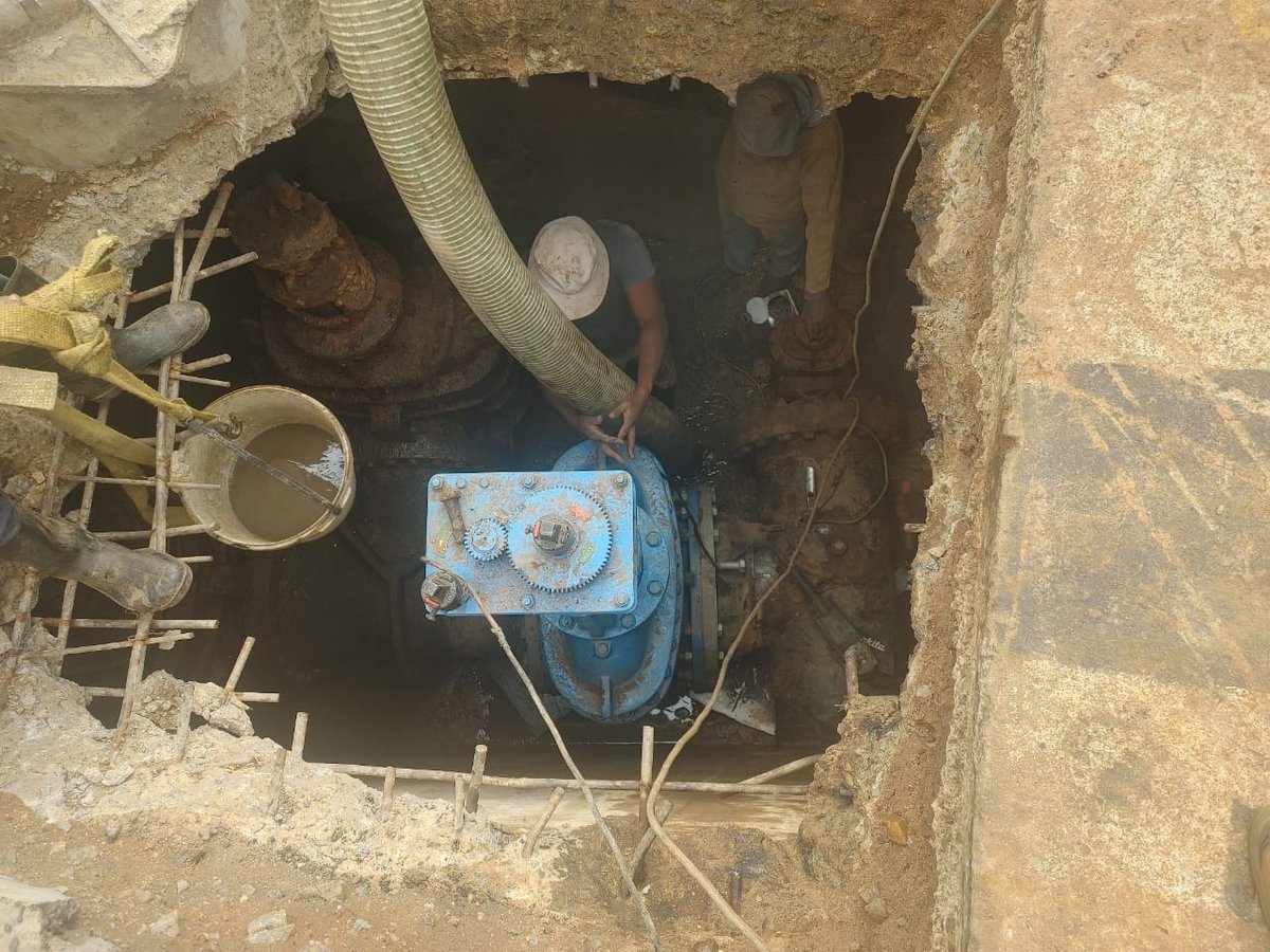 JHBWater's tweet photo. 500mm Valve Replacement 12 Village Ave, #Woodmead: Valve chamber has been drained and welding is in progress. The estimated time to complete work is midnight. 
Affected Suburbs: 
Parts of Sunninghill,  Edenburg, Woodmead, Gallo Manor, Megawatt Park and Morningside Manor. ^E https://t.co/WPFi8X9T3Z