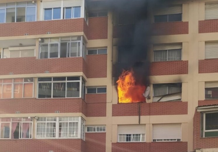 PolicialCodigo's tweet photo. Al menos, una persona ha resultado herida en el incendio que se ha declarado este jueves, antes de las 16:30h. en un edificio de la Avenida Rosalía de Castro, en #Ponteareas.
Hasta el lugar se desplazaron, agentes de la Policía Local, Bomberos y personal médico del 061. https://t.co/nUcGUjDMm0