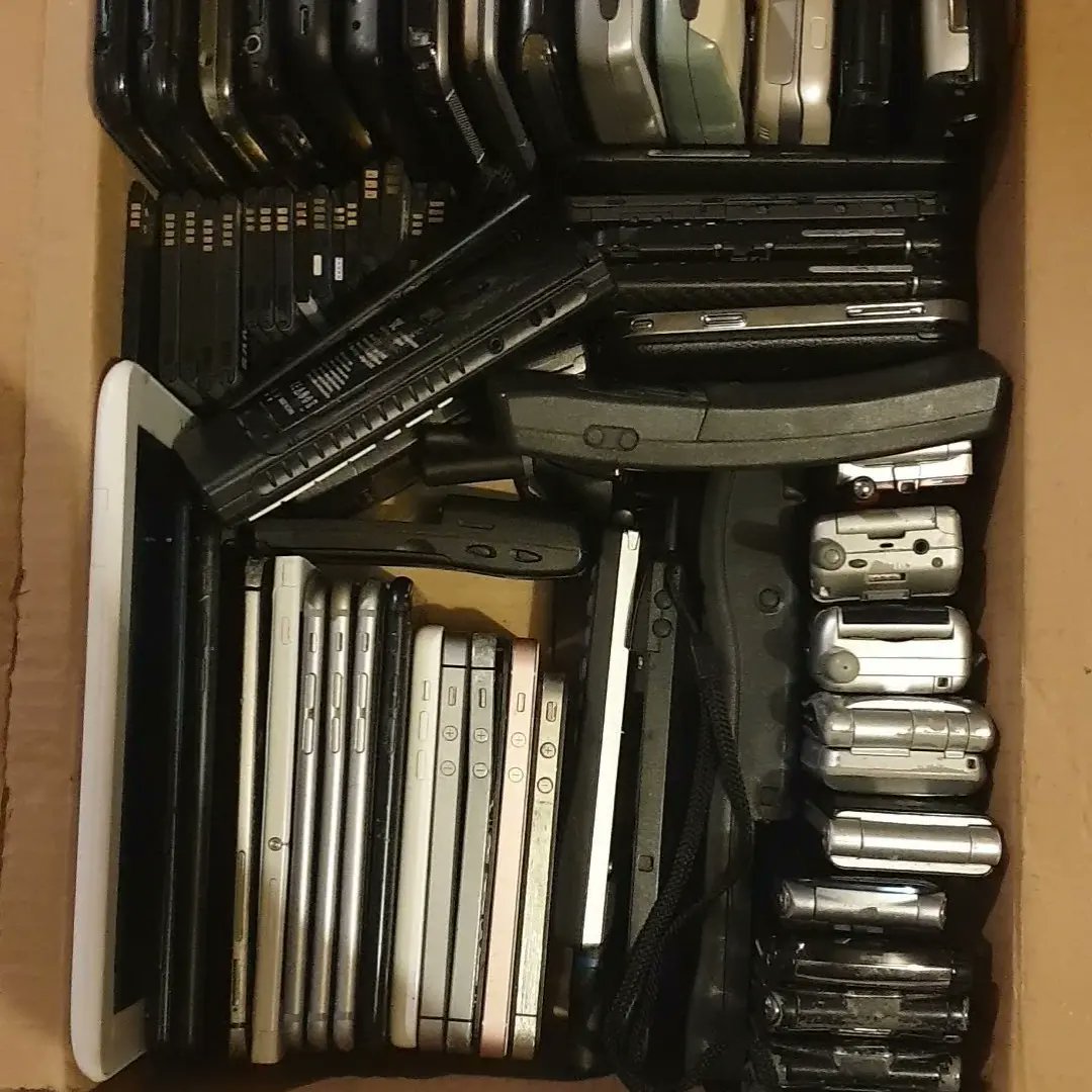 SunrayRecycle's tweet image. 59 mobile devices, one bag of leads and some broken headphones collected for the #kingstonmobilemopup @RBKMayor Charitable Trust supporting her two charities this year
@MilaapCentre
@Anstee_Bridge

Supported by @genuinesol

We are also collecting Plastic mobile phone cases! 🌞♻️