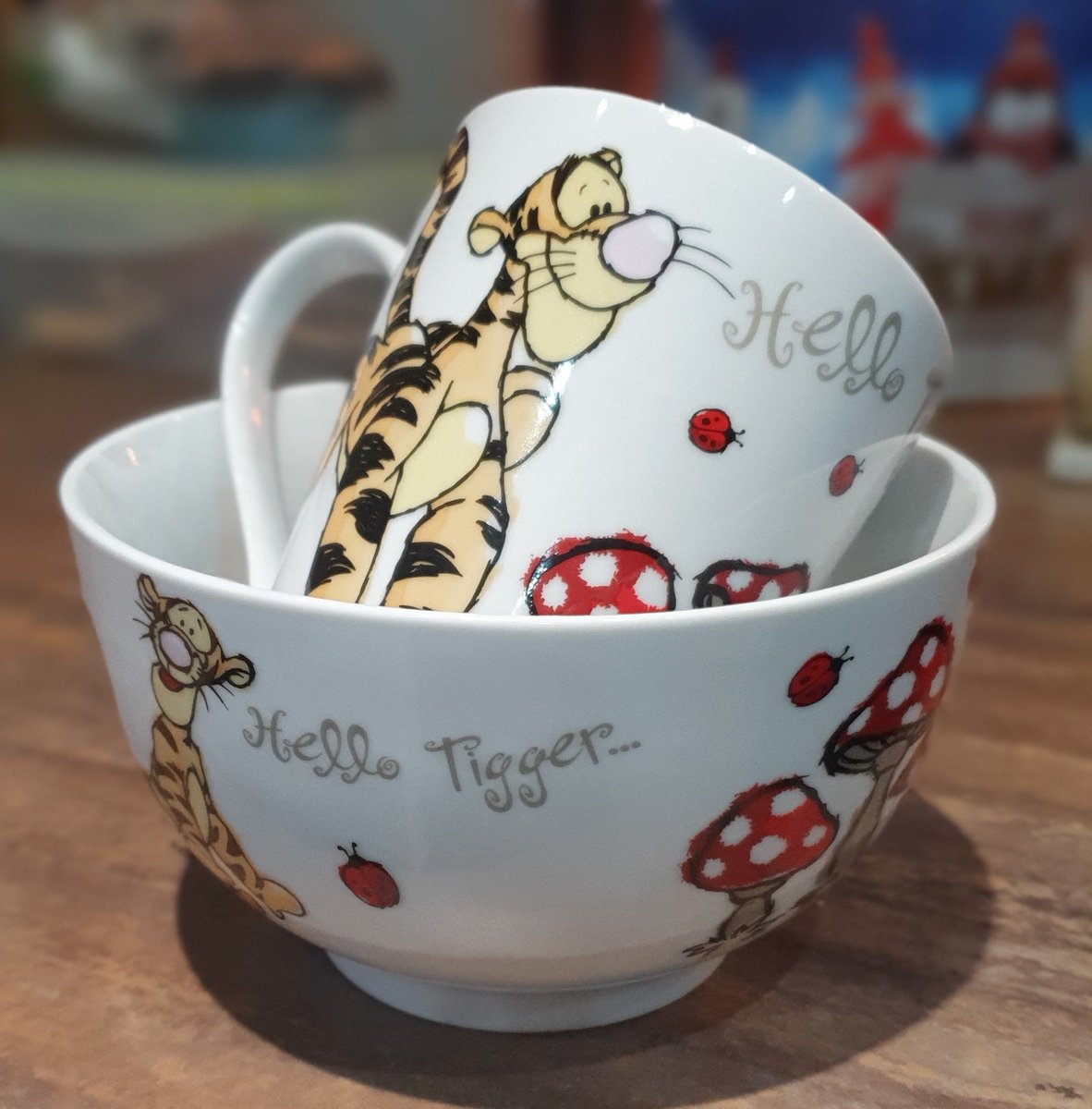 faithfulviewer's tweet image. facebook.com/marketplace/it… Official #Disney #HelloTigger Breakfast bowl and mug set for sale