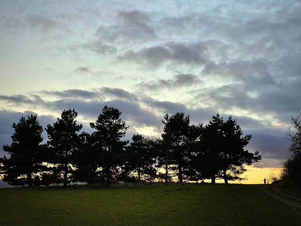 mariajones68's tweet photo. Fortunate to catch the last rays of the sun disappearing over the #shropshirehills this teatime ๐ฅฐ #lythhill #shrewsbury #sunset https://t.co/nrEcbQQrHB