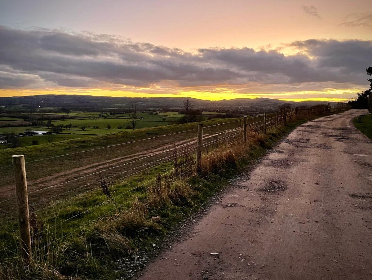 mariajones68's tweet photo. Fortunate to catch the last rays of the sun disappearing over the #shropshirehills this teatime ๐ฅฐ #lythhill #shrewsbury #sunset https://t.co/nrEcbQQrHB