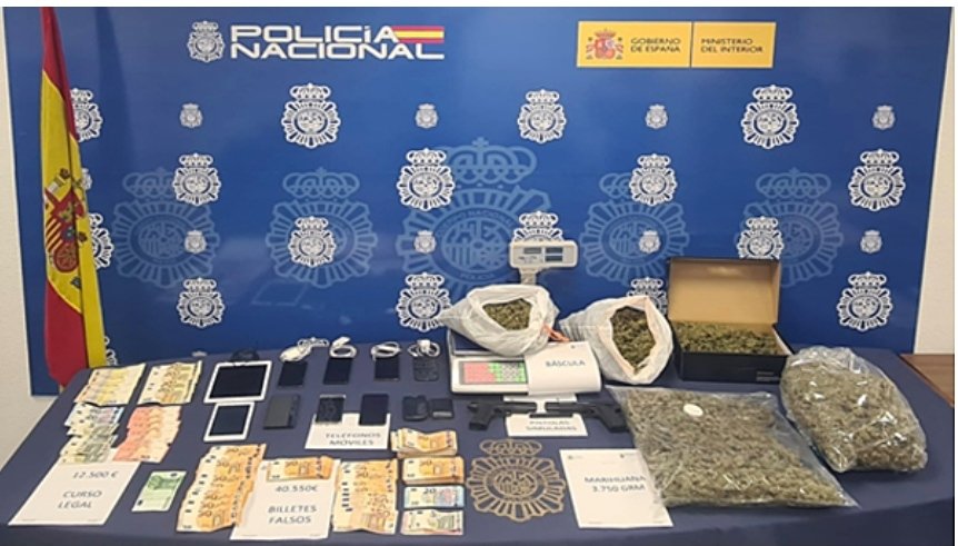 PolicialCodigo's tweet photo. En una operación conjunta de la #PoliciaNacional y la #GuardiaCivil
desarticula una organización internacional dedicada al tráfico de estupefacientes desde #España hasta #Belgica.
Transportaban la #droga en vehículos de gran cilindrada.
Han arrestado a un total de 23 personas. https://t.co/zmZyUWWT5v