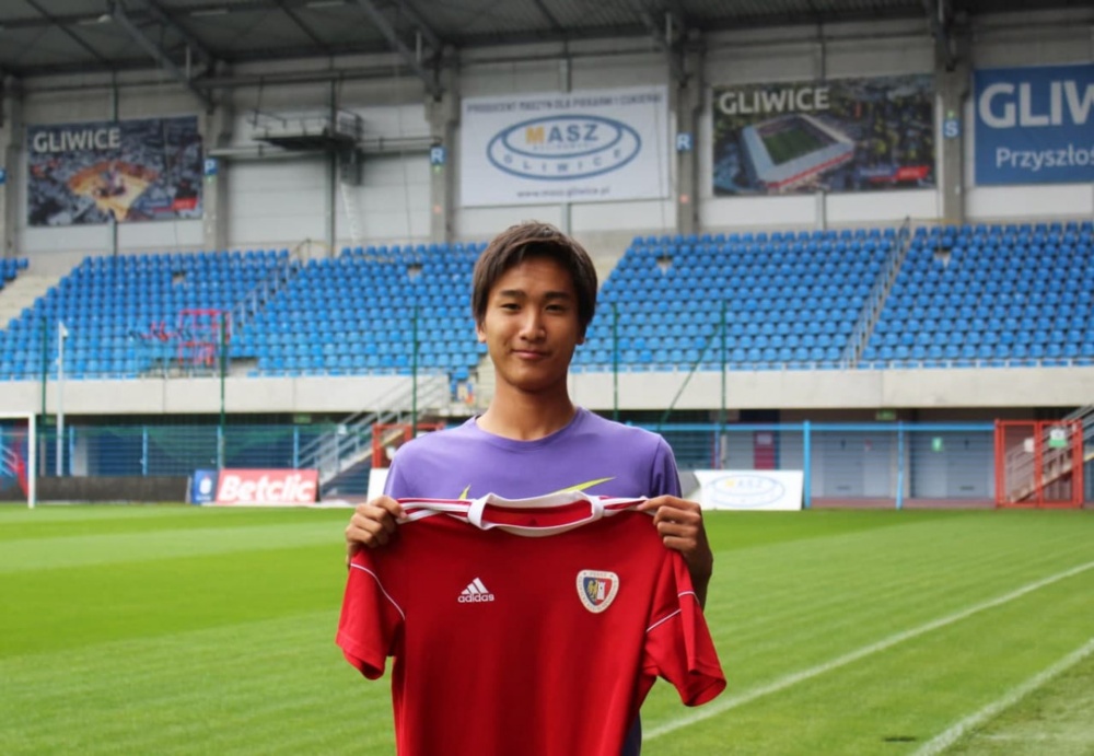 SportSlaski's tweet image. W ostatnich dniach @PiastGliwiceSA stał się chyba najpopularniejszym polskim klubem w Japonii ‼ Wszystko z powodu pozyskania... 18-latka z Hiroszimy, który wiosną wzmocni skład gliwickiej akademii. Jakie są więc kulisy tego zaskakującego transferu? ⚽️ ⤵

sportslaski.pl/artykul/toya-n…