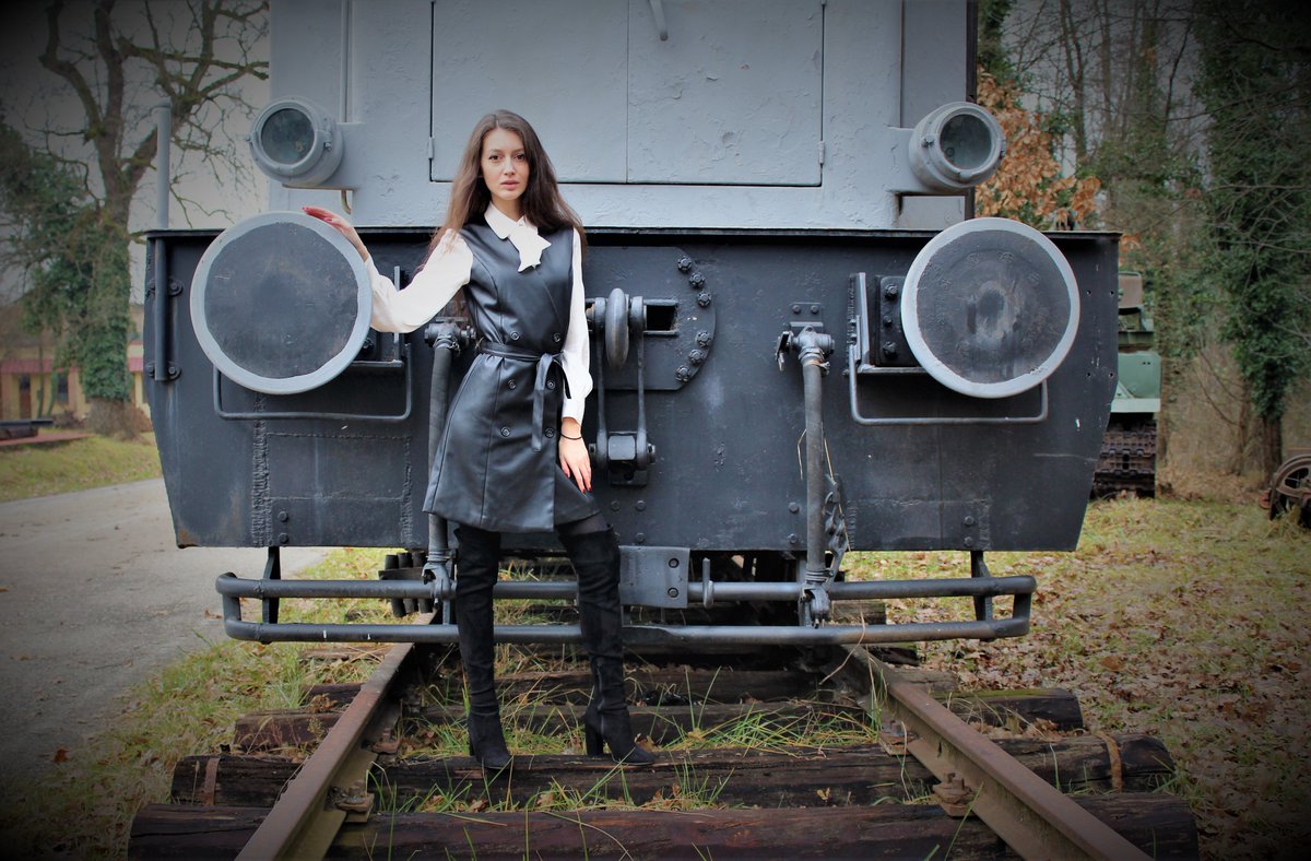 GirlsClothesF's tweet photo. BLACK SLEEVELESS LEATHER DRESS WEARED WITH A WHITE SHIRT
Video here> https://t.co/Ka15T0E8II
Woman in sleeveless leather dress, white shirt and black long boots.
#boots #dress #leatherdress #fashion  #girlsclothes https://t.co/VG3fmVdxUm