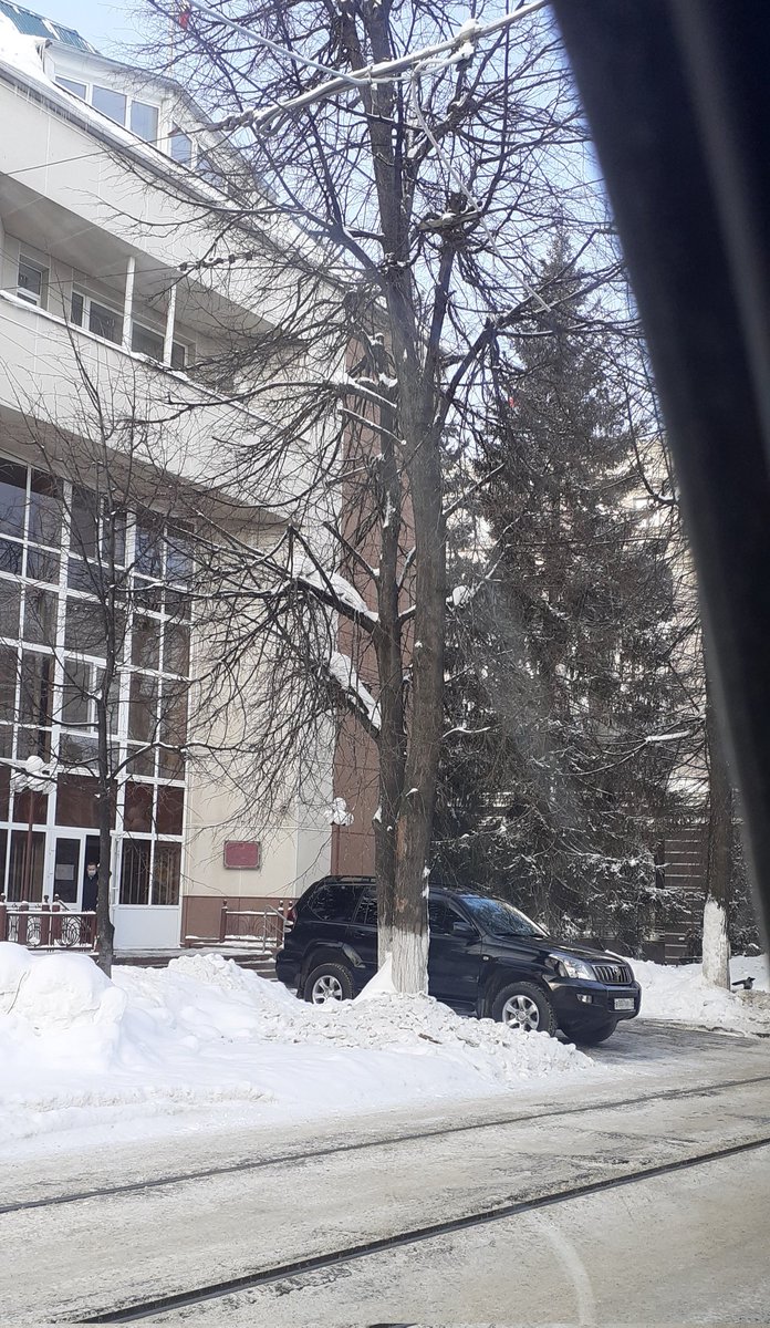 Прошу  В ЦЕЛЯХ БЕЗОПАСНОСТИ установить знаки "Стоянка запрещена" и Остановка запрещена"  рядом с  Ульяновским областным  судом ул. Железной Дивизии, 21А/12, #Ульяновск #суд #пдд 
<a href="/ulsovbez/">Совет безопасности Ульяновской области</a> <a href="/UlLenAdm/">Администрация Ленинского района г. Ульяновска</a> <a href="/pravo_upr73/">Правовое управление администрации г. Ульяновска</a> <a href="/ul_proc/">Прокуратура Ульяновской области</a>
<a href="/ulmeria/">Город Ульяновск</a> <a href="/KremlinRussia/">Президент России</a>
<a href="/morozov_si/">Сергей Морозов</a> <a href="/gtrk_volga/">Вести-Ульяновск</a>