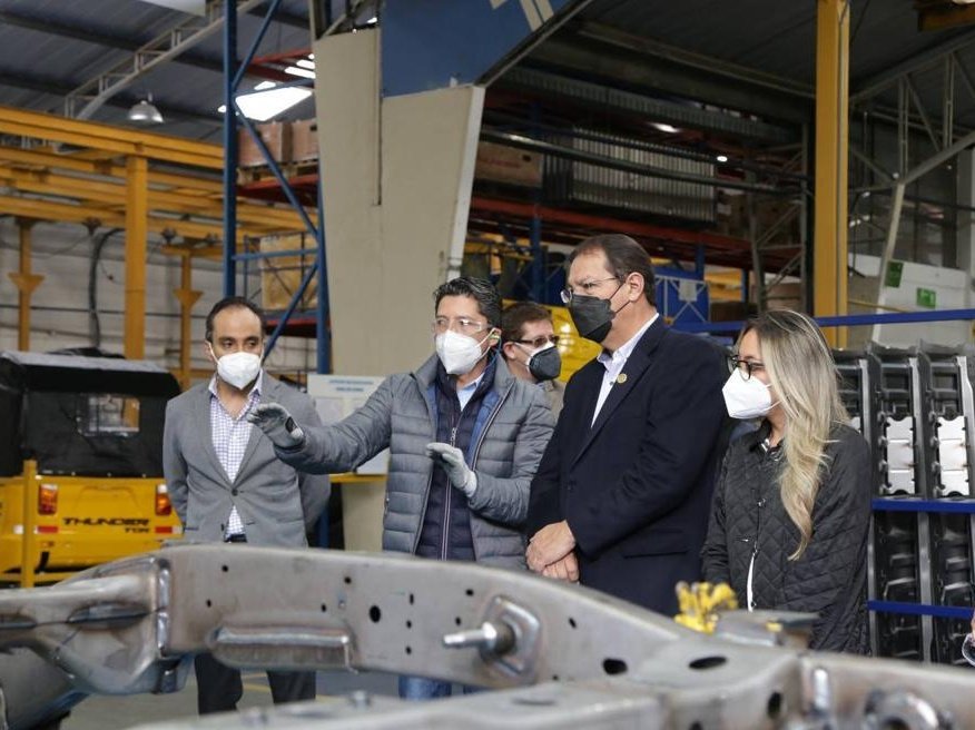 DesarrolloQuito's tweet photo. Acompañamos al alcalde de #Quito, @santiguarderas, en el recorrido de las instalaciones de #Metaltronic. Este encuentro tiene como objetivo plantear alternativas para impulsar el desarrollo de la industria automotriz en la ciudad. 

#QuitoProduce https://t.co/wlObW4zpwq