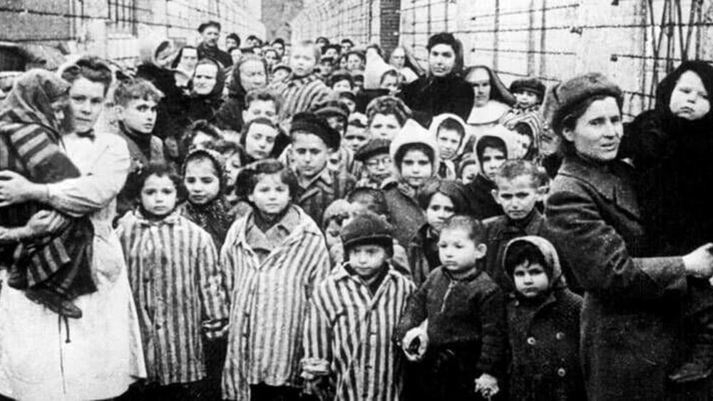 MatteoMoscioni's tweet photo. #Giornatadellamemoria 
“Auschwitz è fuori di noi, ma è intorno a noi. La peste si è spenta, ma l'infezione serpeggia.” Primo Levi https://t.co/zh40ZxF6j5