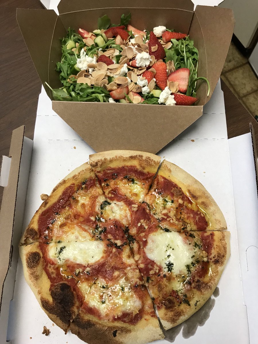 BevRevNews's tweet photo. Today’s #letsdish @OpenOutcryBrew. Beverly pizza and Morgan Park salad. Crispy, chewy, garlicky deliciousness! Send your fav local dish to general@beverlyreview.net https://t.co/suwuR4nivO