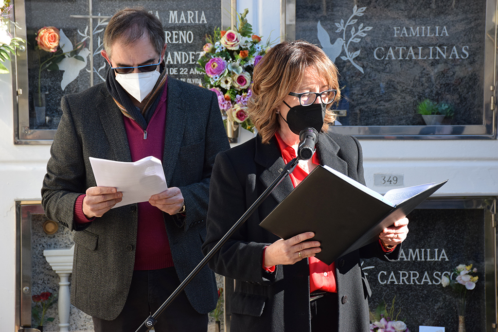 ajmontornes's tweet photo. 🌹Aquest migdia #Montornès ha homenatjat els veïns morts o desapareguts a la Guerra Civil i als camps del nazisme. La trobada ha tingut lloc al davant de la placa de record als 13 montornesencs que hi ha al cementiri municipal, renovada recentment.

➕ℹ️👉 https://t.co/GQFlUfrAkT https://t.co/KdmeeWQ6iP
