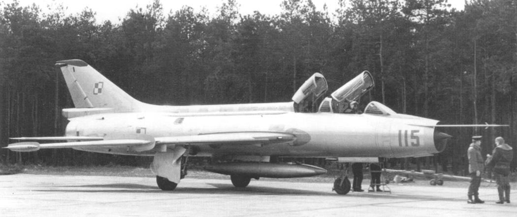 Fighting_Fitter's tweet photo. Sukhoi Su-7U “115 red” of the polish airforce seen here about to start up before a sortie, circa 1977. #SukhoiSu7U #Su7UMK #Su7 #SukhoiFitter https://t.co/DIilWJwcXB