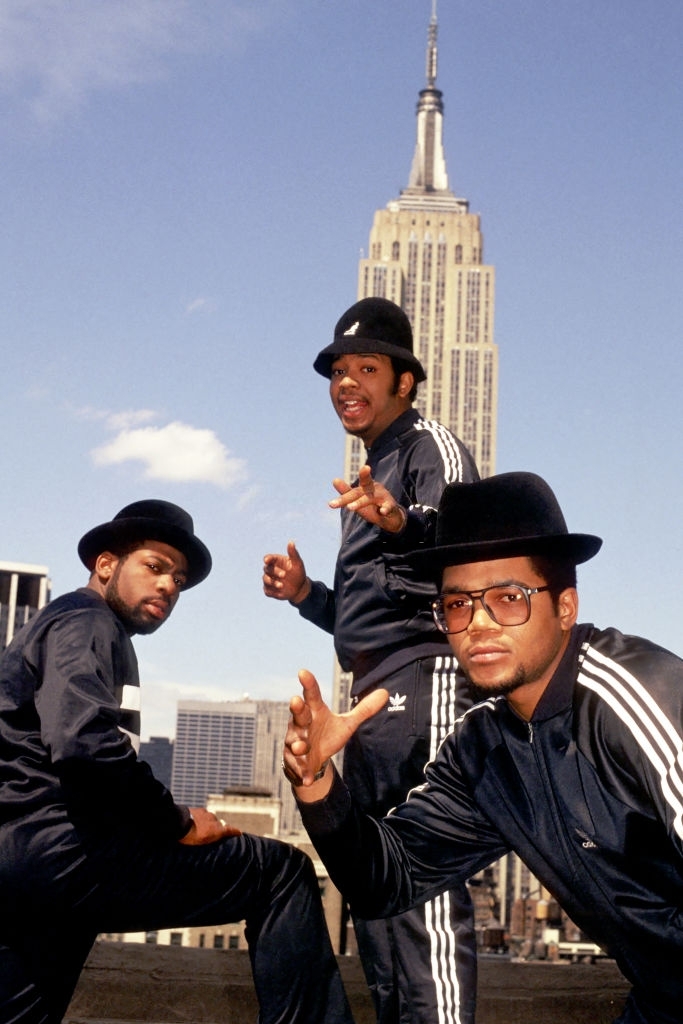 BgAppleVintage's tweet photo. Hip-hop group Run DMC pose in front of the Empire State Building. Photo by Michael Ochs (1985) https://t.co/istibnaGpb