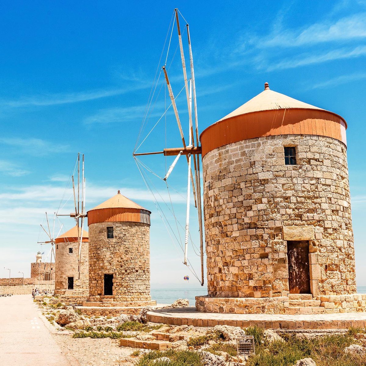 By far the largest and historically the most important of the Dodecanese islands, Rhodes abounds in beaches that will transport you back to the days of the Byzantine Empire and beyond.🇬🇷 Who wants to go and explore?💙