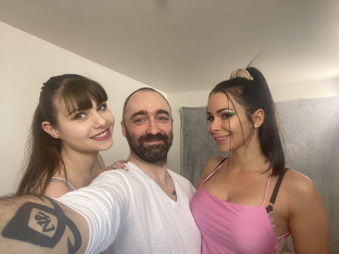 Encore une superbe journ&eacute;e de tournage avec la magnifique @jessyjeyinterna et @MartyMLRoff   🔥🔥🔥🔥🔥🔥🔥 @legal__porno @legalpornocz<a href="/tag/dorcel"class="tags"><span>#dorcel</span></a><a href="/tag/lebalmasquedorcel"class="tags"><span>#lebalmasquedorcel</span></a><a href="/tag/40ans"class="tags"><span>#40ans</span></a>