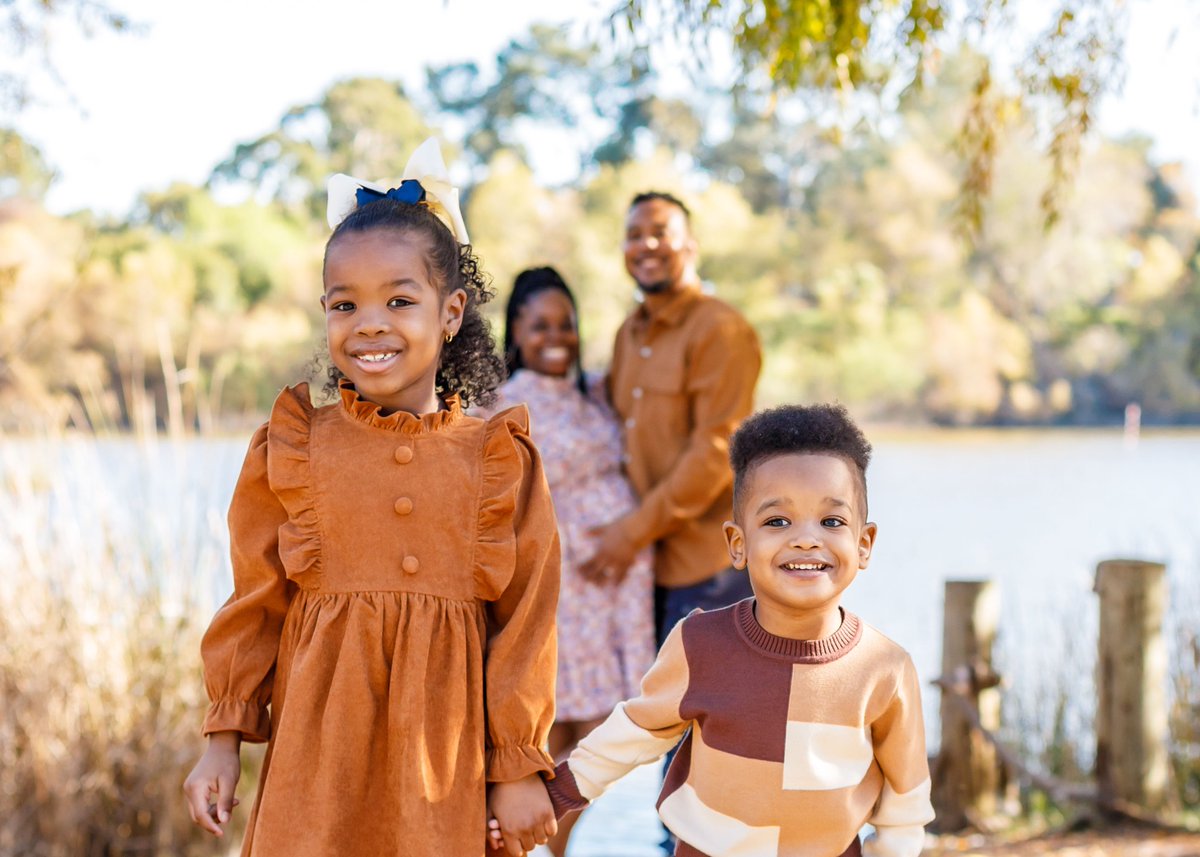SoSeducTIFF's tweet photo. Family pictures came out great this year ❤️ https://t.co/S25aQsZrPJ