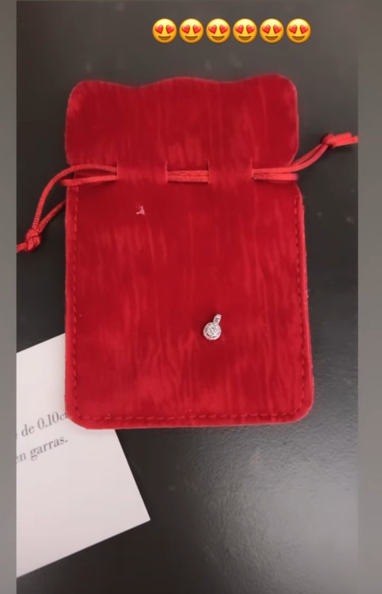 Touche3196's tweet photo. Que Georgina le ha mandado a todos sus amigos una tarta por el estreno del #SoyGeorgina y dentro de la tarta hay un regalo que es una pieza de diamante😱, o sea HOLA, joder imagina una amiga dándote eso, no me pasa jajajaja https://t.co/fD0P3A4xSj