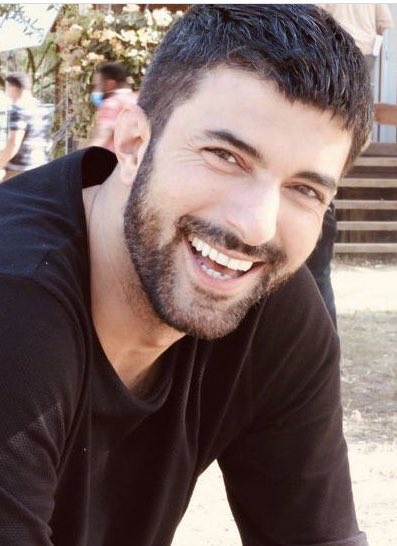 esraea82's tweet photo. Özlendin gül yüzlüm ne çekiyorsun da bu kadar gözükmüyorsun hayret yani sanki cia ajanı mübarek #EnginAkyürek https://t.co/D50xtmwNvn