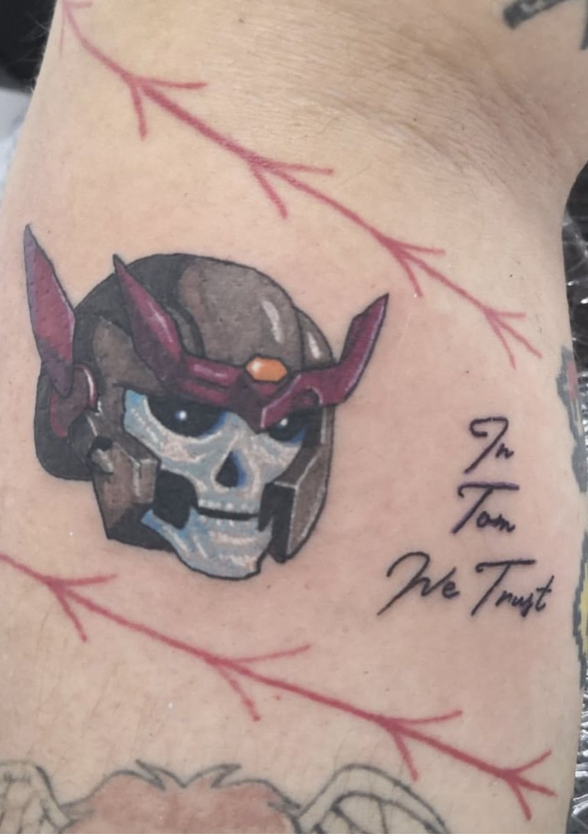 SolportTom's tweet photo. After finding out @TayyTayySOL got his Taiyo stolen, but still got my avatar tatted I knew there was only one solution.

@TayyTayySOL you are now the proud owner of my avatar.

Hope we see you around for a long time. 🤝 https://t.co/9NkPgRt0bK
