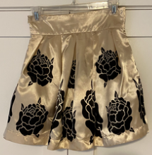 ShopComeback's tweet photo. High waist floral skirt.  New item on Comeback.  So pretty and awesome price.  #Skirts #preloved  https://t.co/uLPiHiFnYb via @ShopComeback https://t.co/1sLj75gRyn