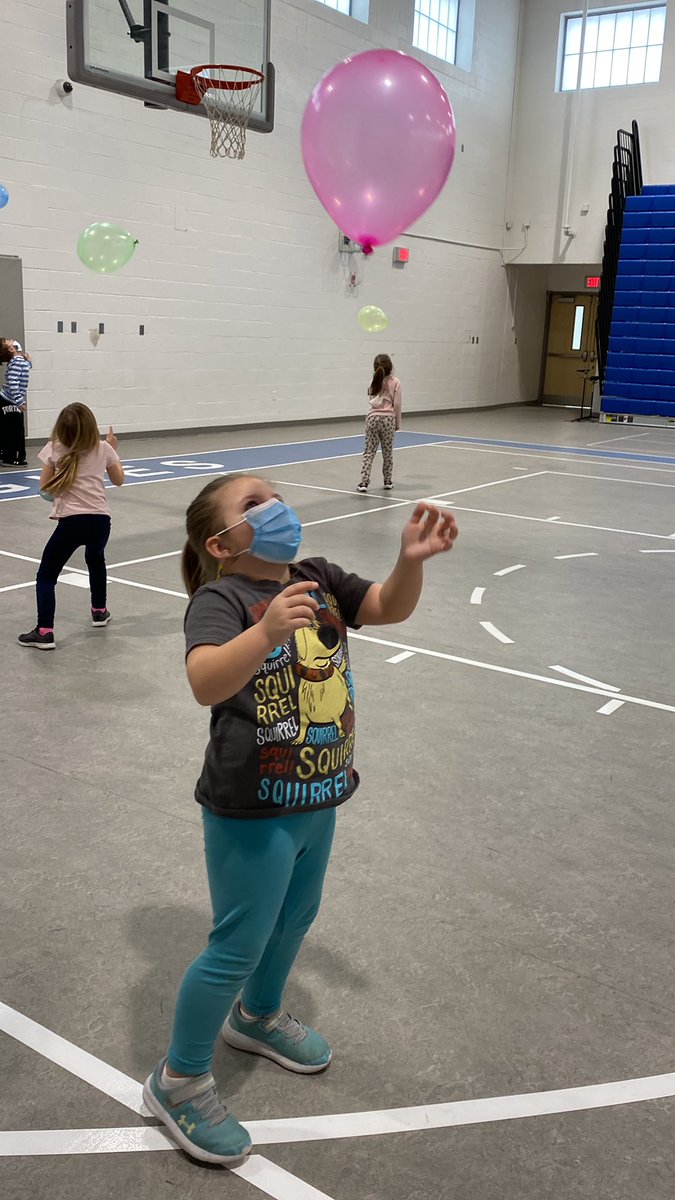 1st grade students in Coach Teysen’s PE class practice their hand eye coordination using balloons! #teamoldham