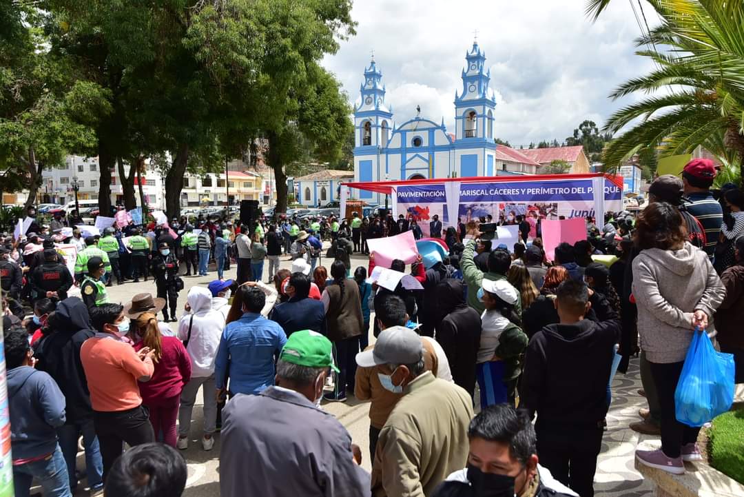 GobiernoJunin's tweet photo. 🔴🔵 [#JunínSeReactiva ] 
✅GRJ sigue dinamizando la economía en la provincia de Concepción
Pavimentado de la principal avenida de la provincia y el ovalo Mariscal Cáceres pronto será una realidad. https://t.co/r8JXJw9Dva