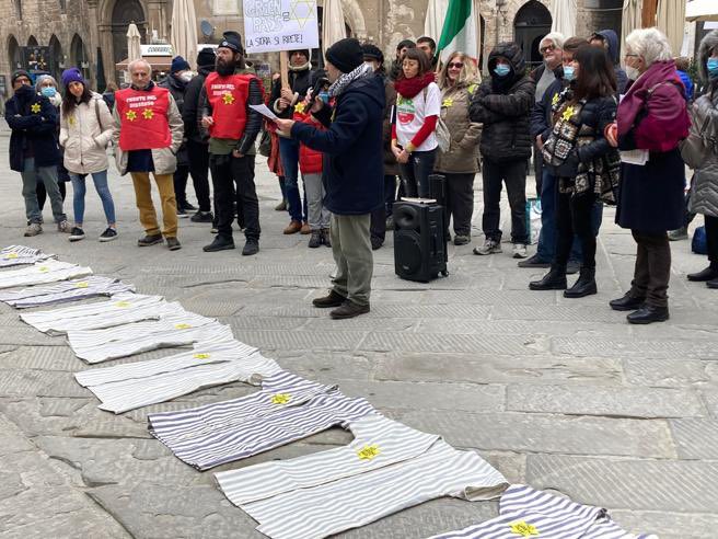 stanzaselvaggia's tweet photo. Hanno fatto bene questi no vax a paragonarsi agli ebrei nella giornata della memoria. Così non dimenticheremo più i coglionazzi che sono. https://t.co/lGzG0aVB2g