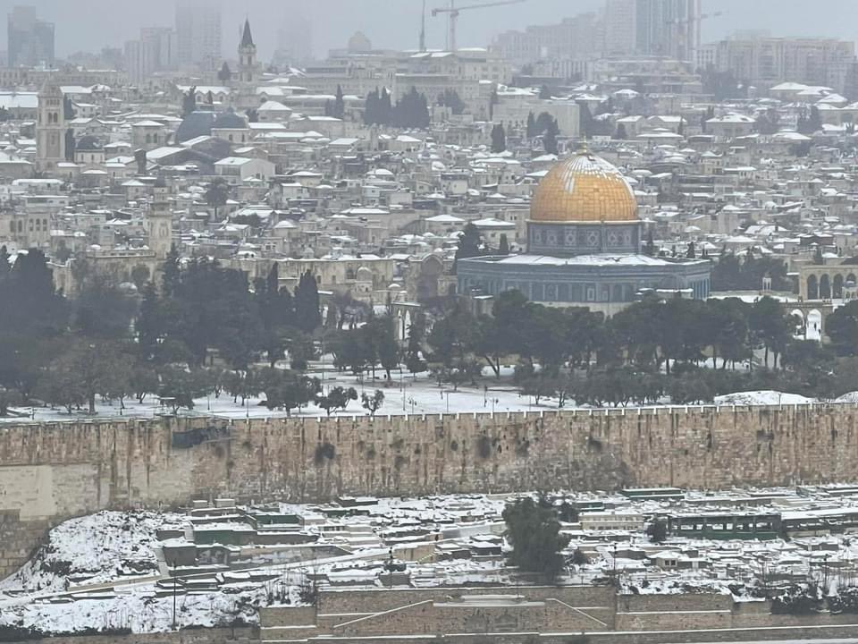 مدينه القدس مكلله بالثلوج ، صوره من صديقي الفلسطيني د. علي قليبو .
عيوننا اليك ترحل كل يوم